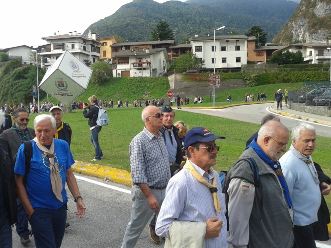 la sfilata dei soccorritori per le vie di Longarone09.jpg